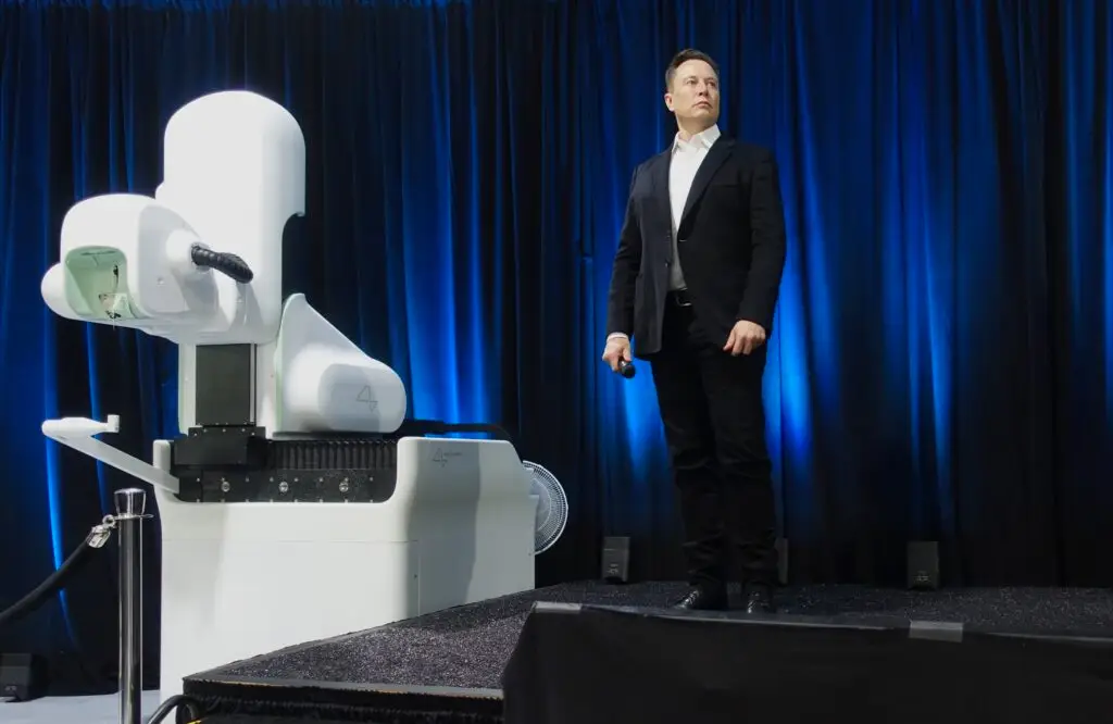 Elon Musk presenta il robot chirurgo di Neuralink - Immagine Wikimedia