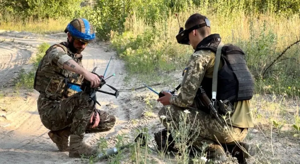 Soldati ucraini mentre allestiscono un drone da combattimento