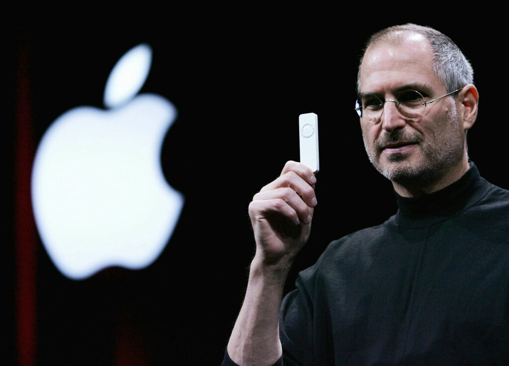 Steve Jobs presenta l'iPod Shuffle nel 2005
