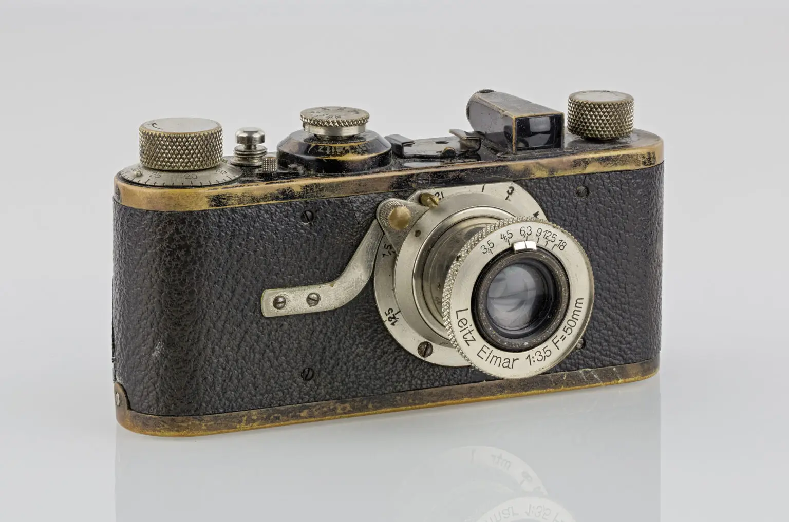 I primi cento anni della Leica I, la fotocamera che ha inventato la fotografia moderna Leica I (Fonte Wikipedia)