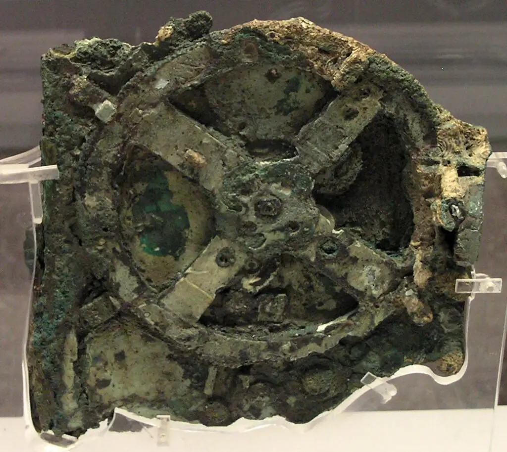 Un frammento del meccanismo di Antikythera (Fonte Wikipedia)