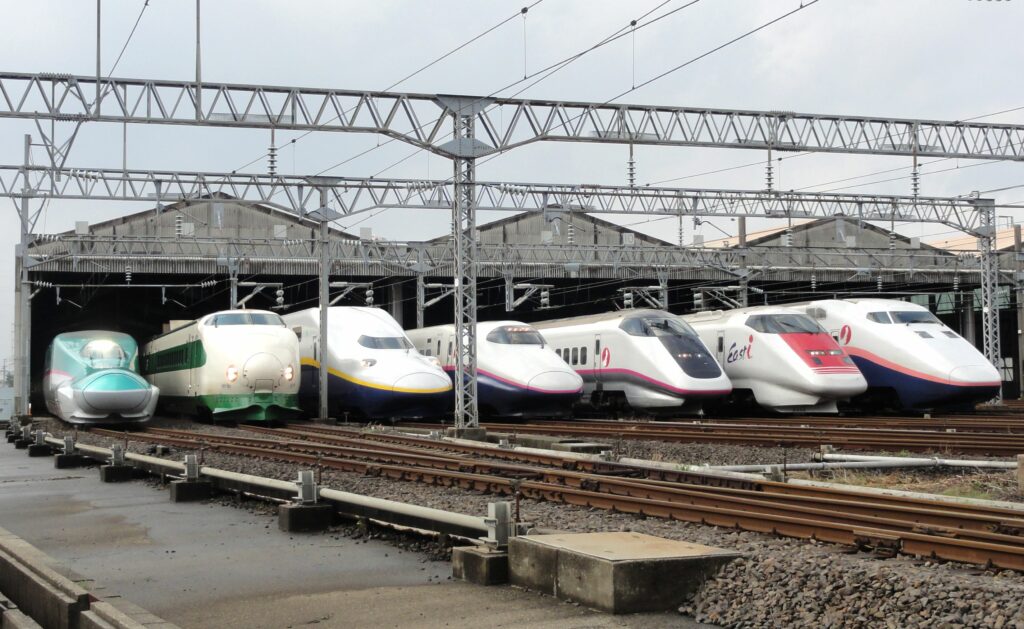 Per gli amanti dei treni giapponesi ecco le varie generazioni degli Shinkansen dal 1964 a oggi (Fonte Wikipedia)