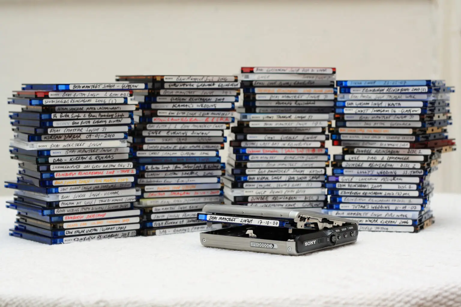 Cosa c’è dopo il vinile? La Gen Z riscopre il gioiello dimenticato di Sony Una collezione di MiniDisc con un lettore Sony (Foto H.Singh-Flickr)
