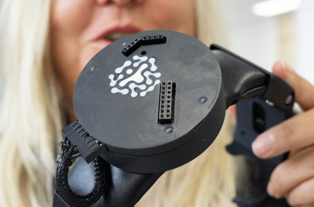 La professoressa Sylvia Gustin con la cuffia EEG di PainWaive (IImmagine Elva Darnell/UNSW Sydney)