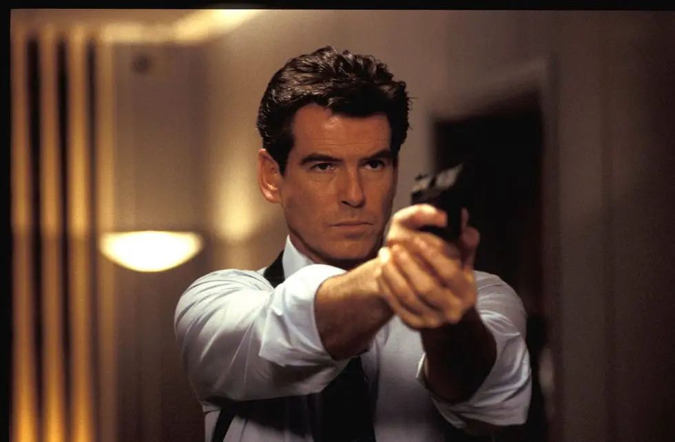 Pierce Brosnan in azione (Immagine Amazon Prime)