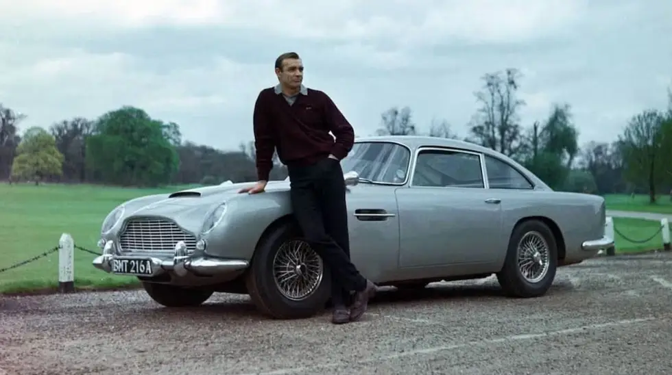 Sean Connery con la mitica Aston Martin (Immagine Amazon Prime)