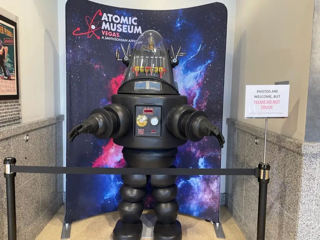 Una volta i robot dei film erano fatti così: per forza erano tutti cattivi. Questa è la replica di Robby the Robot all'Atomic Museum (Immagine WIkipedia)
