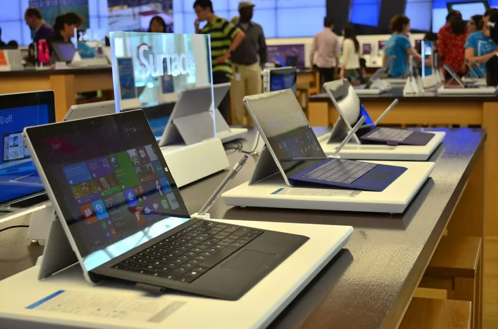 Alcuni SurfacePro 3 in uno store di Microsoft (Immagine WIkipedia)