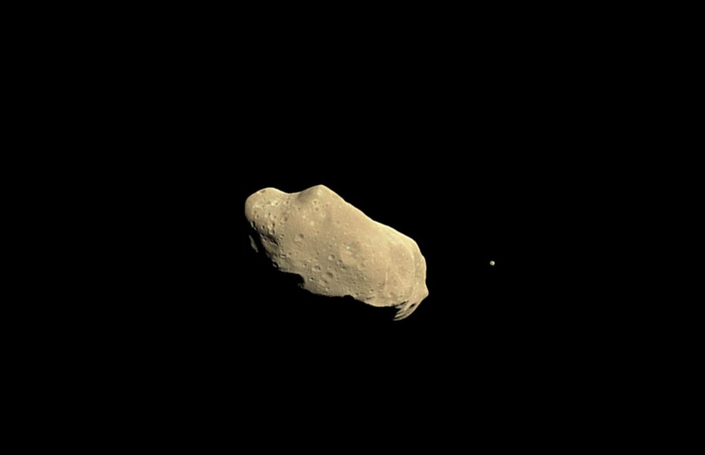 L'asteroide Ida e la sua luna Dactyl, fotografati dalla navicella spaziale Galileo (Immagine NASA/JPL-Caltech)