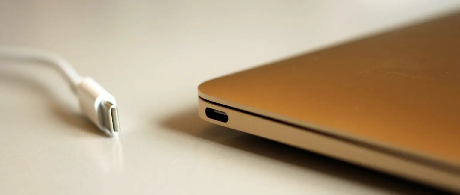 E voi lo comprereste un MacBook con una sola presa Usb-C? (Immagine WIkimedia)