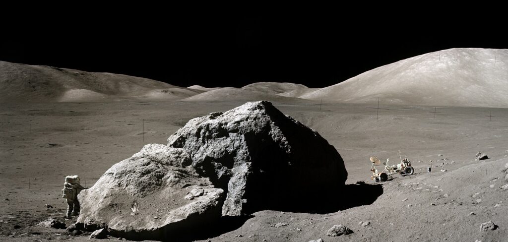 L'astronauta dell'Apollo 17 Harrison H. Schmitt accanto al grande masso lunare soprannominato “Tracy's Rock” nel Taurus-Littrow del Mare Serenitatis (Immagine NASA).