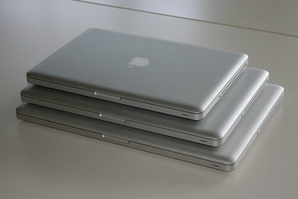 Negli anni i MacBook si sono sempre più ridotti, anche quando erano enormi rispetto a oggi (Immagine Wikipedia)