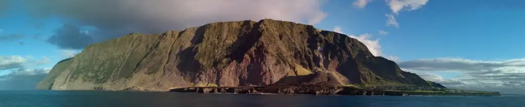 Vista dell'isola Tristan da Cunha (Fonte Wikipedia)