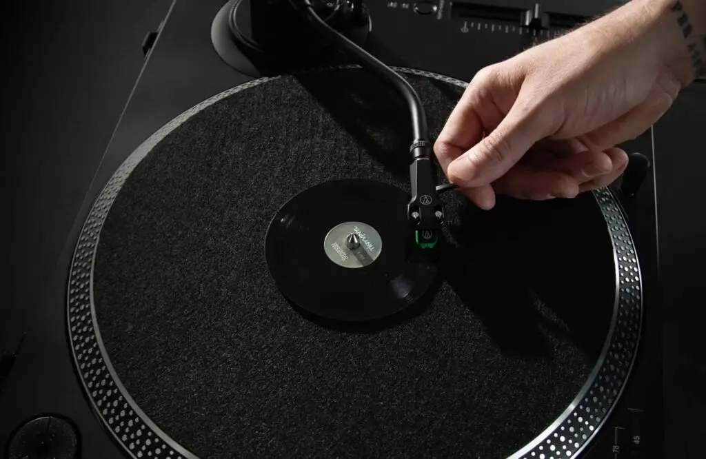I dischi di Tiny Vinyl sono proprio piccoli (Immagine Tny Vinyl)