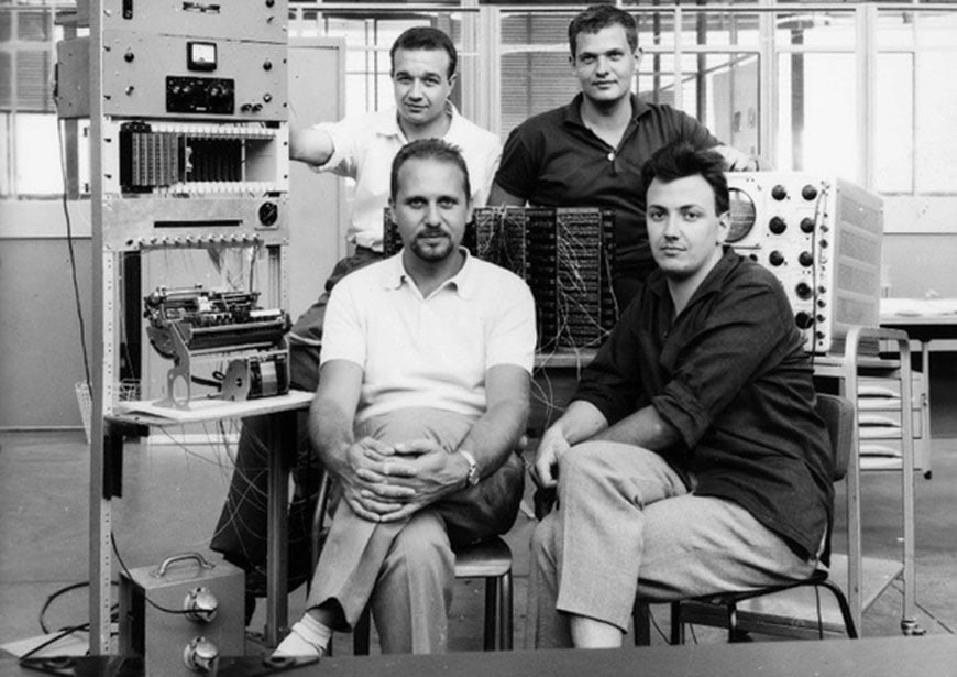 Il team di sviluppo della Programma 101 (eccetto Giuliano Gaiti); da sinistra a destra e dal basso in alto: Pier Giorgio Perotto, Giovanni De Sandre, Gastone Garziera eGiancarlo Toppi (Immagine Laboratorio-museo Tecnologicamente, Ivrea / Wikimedia)