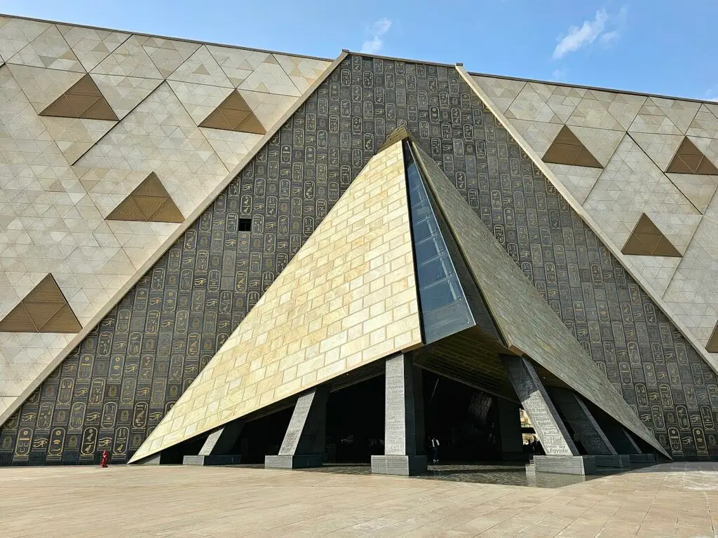 L'entrata principale del Grand Egyptian Museum (Immagine Wikimedia)