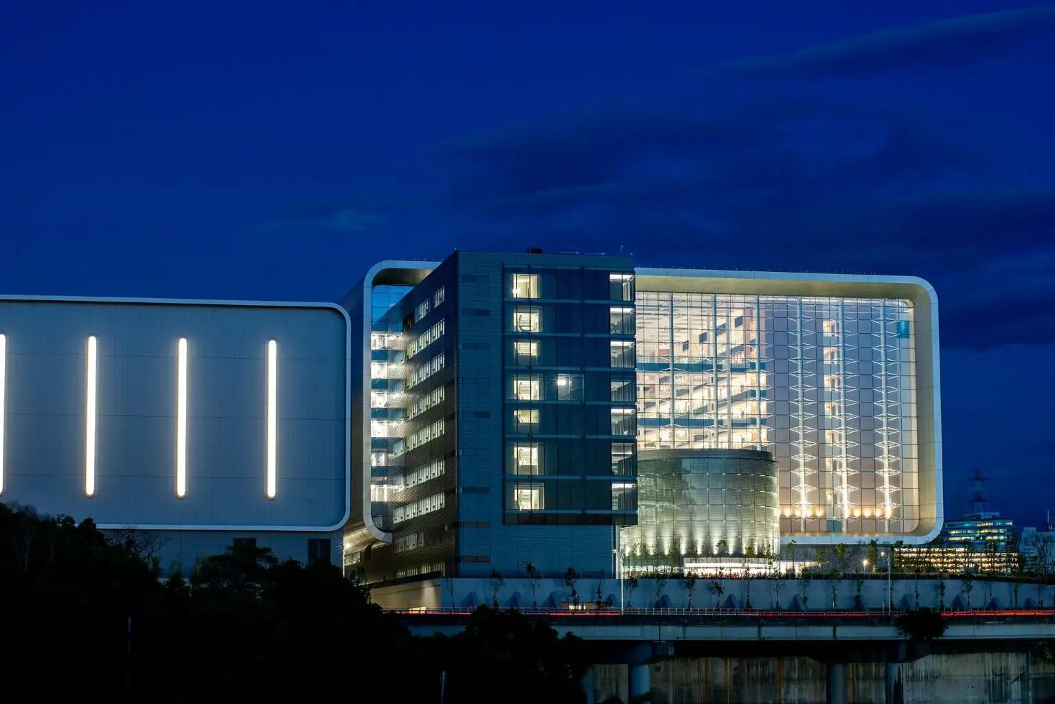 Per colpa dell’intelligenza artificiale pagheremo di più smartphone e PC Vista notturna del centro di ricerca e sviluppo della taiwanese TSMC (Immagine WIkipedia)