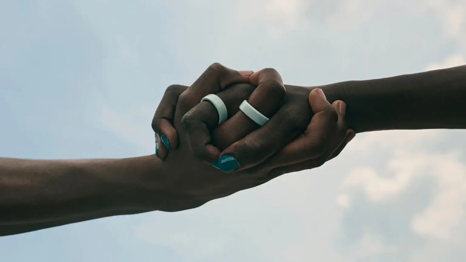 Un nuovo brevetto di Oura potrebbe cambiare il mercato tech L'anello di ceramica di Oura (Immagine Oura)