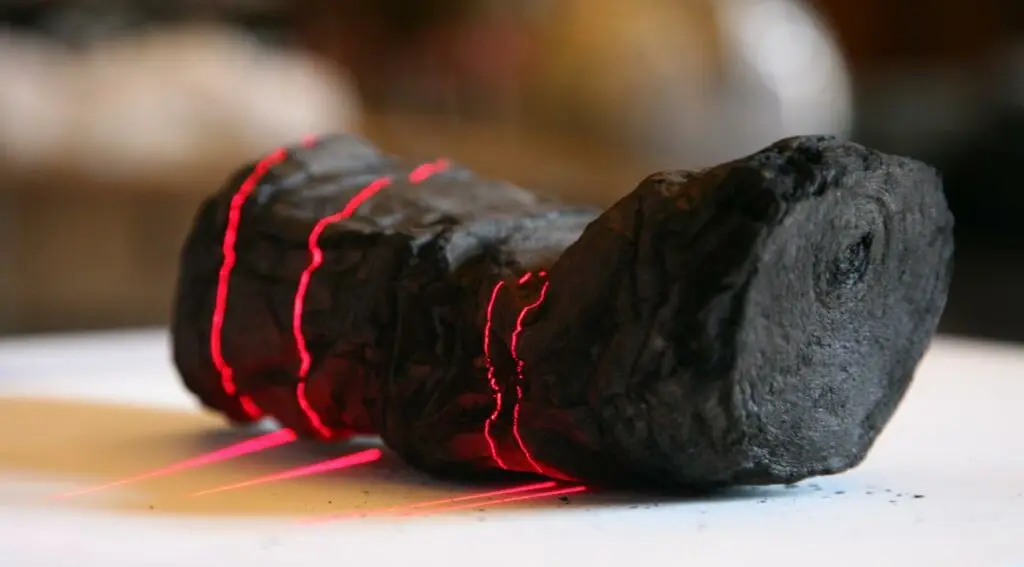 L’intelligenza artificiale ha svelato per la prima volta un intero testo da un papiro di Ercolano Indovina cosa c'è scritto su questo rotolo carbonizzato (immagine EduceLab.)