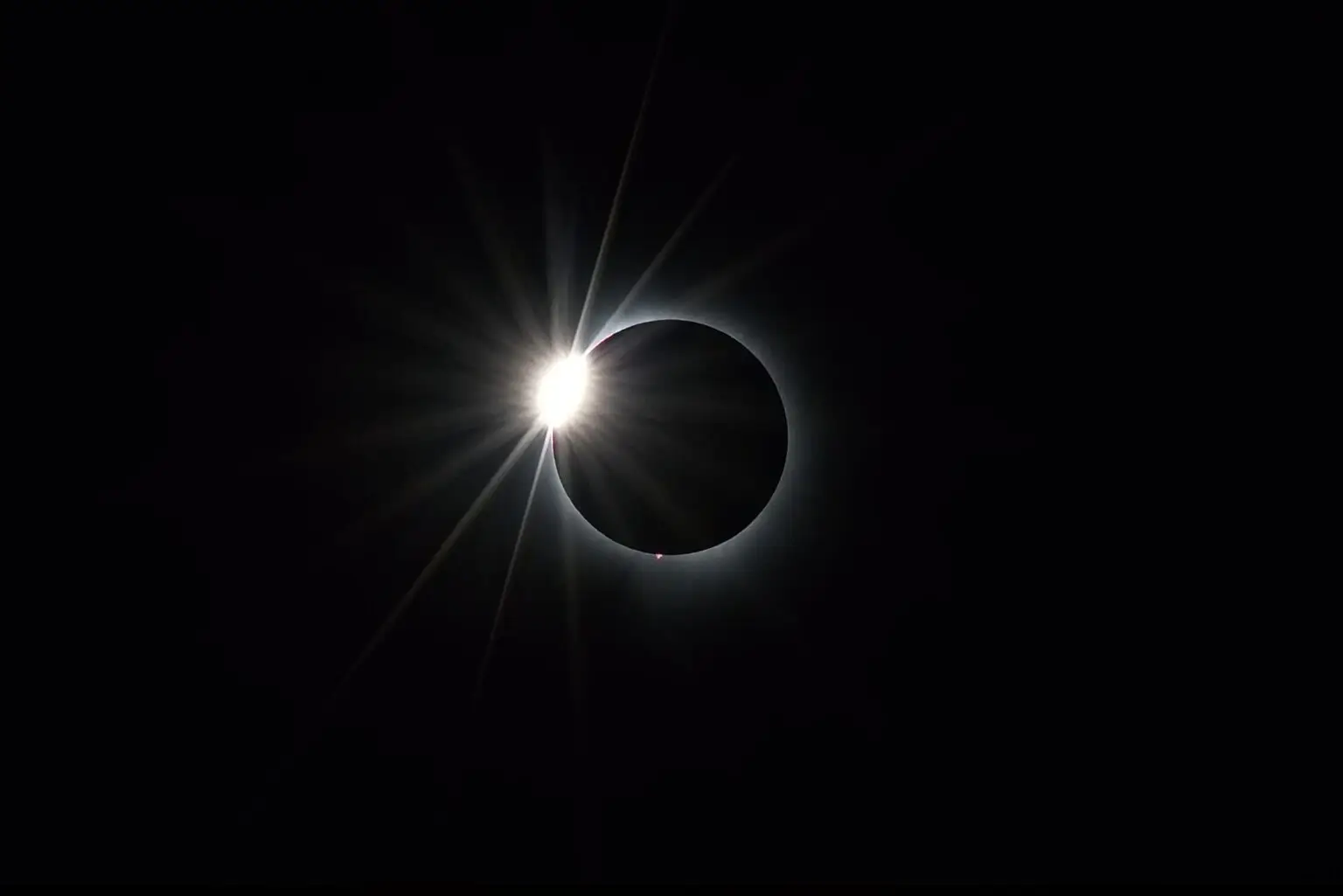 L’ombra che illumina: le eclissi tra astronomia, storia e reti elettriche Eclisse solare totale (Immagin Wikimedia)